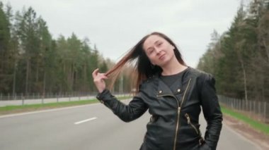 Genç, güzel yol fahişe yol boyunca gider.