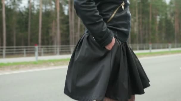 Jeune, jolie prostituée de la route va le long de la route — Video