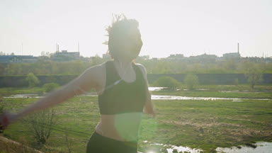 Genç güzel sporcumuz fitness doğada devreye girer. Kız şehir dışında çalışmaları gerçekleştirir. Steadicam atış