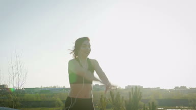 Genç güzel sporcumuz fitness doğada devreye girer. Kız şehir dışında çalışmaları gerçekleştirir. Steadicam atış