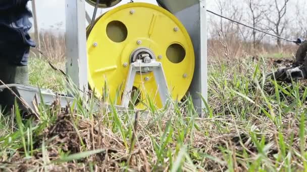 De lier trekt de kabel waarmee de ploeg is verbonden. Ploegen van land op de boerderij — Stockvideo