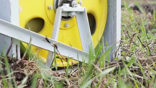 Vinschen drar kabeln som plogen är kopplad. Plöjer mark på gården — Stockvideo