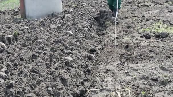 L'argano tira il cavo al quale è fissato l'aratro. Plowing terra nella fattoria. L'uomo aratura la terra con un aratro — Video Stock