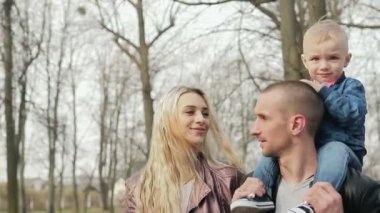 Üç bahar Park yürüyüş mutlu aile