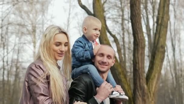 Lycklig familj av tre promenader under våren Park — Stockvideo