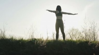 Genç güzel sporcumuz fitness doğada devreye girer. Kız şehir dışında çalışmaları gerçekleştirir. Steadicam atış