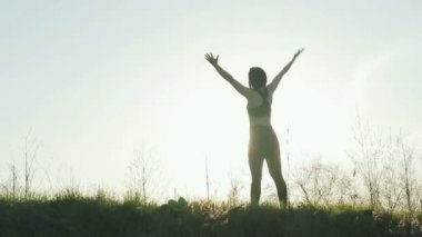 Genç güzel sporcumuz fitness doğada devreye girer. Kız şehir dışında çalışmaları gerçekleştirir. Steadicam atış