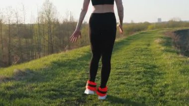 Genç güzel sporcumuz fitness doğada devreye girer. Kız şehir dışında çalışmaları gerçekleştirir. Steadicam atış