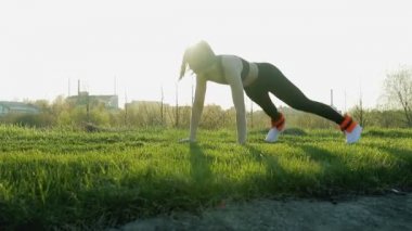 Genç güzel sporcumuz fitness doğada devreye girer. Yalan vurgu egzersizleri yapıyor onun ayak üzerinde kızla yükler