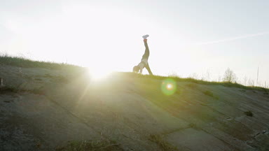 Genç güzel sporcumuz fitness doğada devreye girer. Kız bir push-up pozisyonda egzersizleri yapıyor