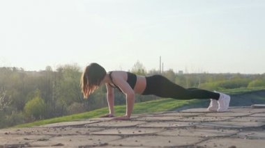 Gün batımında jimnastik yaparken genç sevimli kız.