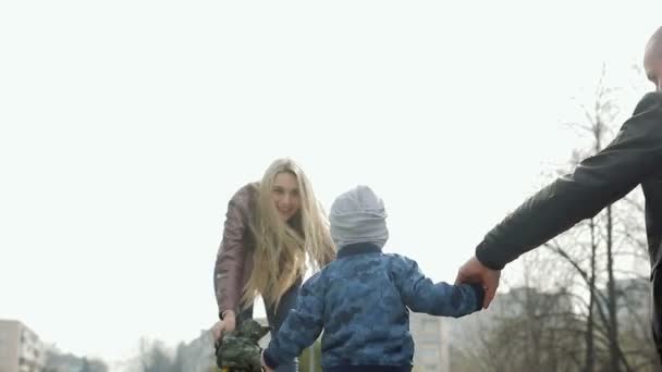 Funny baby 1-2 år gammal går till en lycklig mamma. Blondinen tar barnet i famnen — Stockvideo