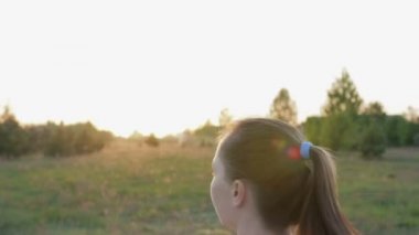 Şişman kız doğada eğitiyor. Kadın çalışır ve ekstra kalori yakar