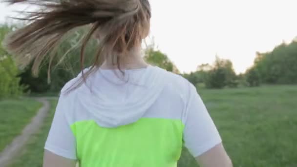 Fett flicka är träning i naturen. Kvinnan kör och bränner extra kalorier — Stockvideo