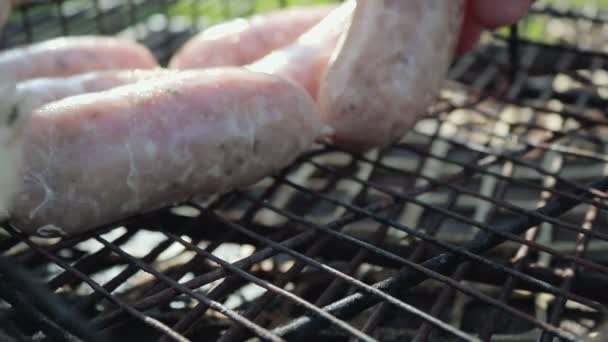 Die Hände werden auf den Grill gelegt — Stockvideo