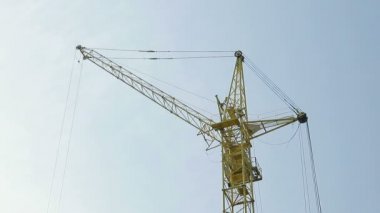 İnşaat vinç gökyüzüne karşı duruyor