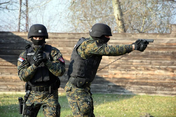 Novi Sad, Sérvia - 6 de dezembro de 2016 - Operadores do destacamento sérvio da Gendarmaria da cidade de Novi Sad conduzindo um treinamento na cordilheira Radun — Fotografia de Stock