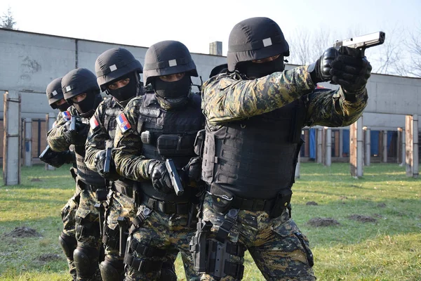 Нови-Сад, Сербия - 6 декабря 2016 года - Операторы сербского отряда жандармерии города Нови-Сад проводят учения на полигоне Радун — стоковое фото