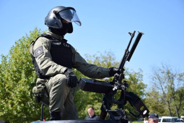 Loznica, Sırbistan - 28 Ağustos 2016 - operatör özel anti-terör birimi, İçişleri Bakanlığı açık bir taktik montaj sırasında.