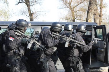 Belgrade, Sırbistan - 20 Kasım 2015 - operatörleri Sırp Jandarma Belgrad dekolmanı uzman kalkan 2015 taktik egzersiz içinde taktik bir gösteri iletken birimi.