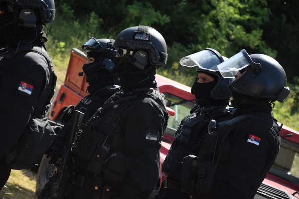 塞尔维亚 2017年7月8日 内务部特别反恐怖主义股在塞尔维亚警察培训中心举行战术演习后的操作员 — 图库照片
