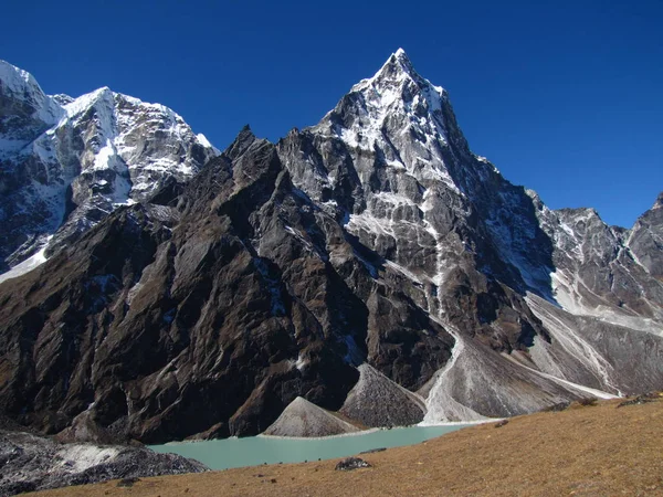 Lago di montagna in Nepal — Foto Stock