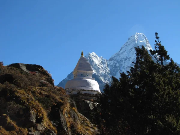 Buddyjska stupa w tle Mount Ama Dablam — Zdjęcie stockowe