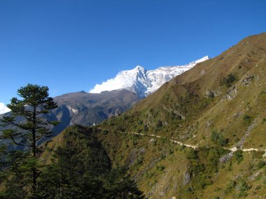 Himalaya 'da turistler için Highland Trail