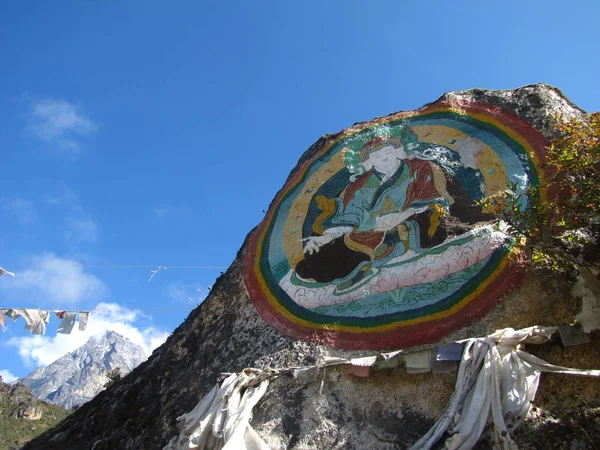 Ansikte av Buddha på klippan i Himalaya. — Stockfoto