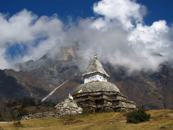 Buddyjska stupa w Himalajach. — Zdjęcie stockowe