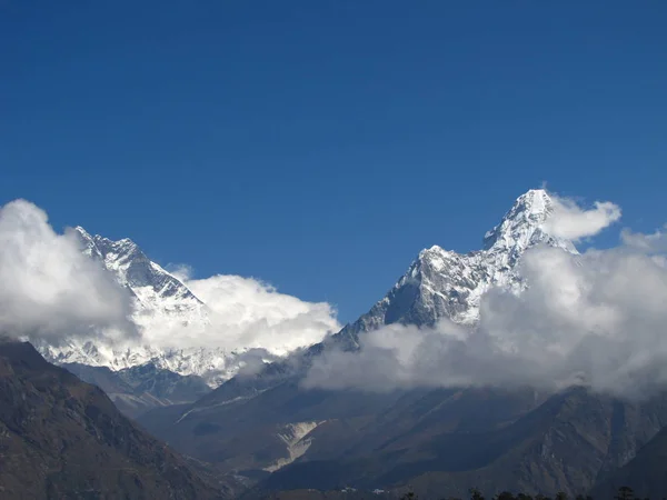 Montaña sobre las nubes — Foto de Stock