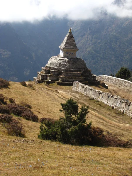 Stupa bouddhiste dans les montagnes — Photo