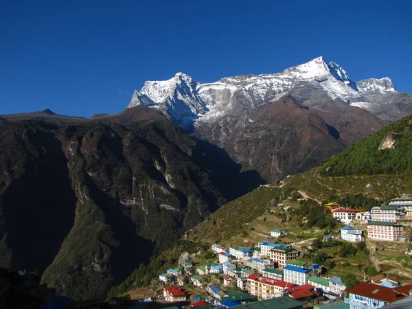 La città ai piedi delle montagne — Foto Stock