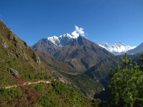 Himalaya 'da turistler için Highland Trail — Stok fotoğraf