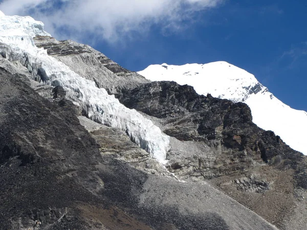 Льодовик ковзає з гори — стокове фото