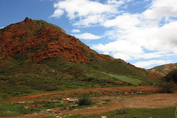 É rochas coloridas irrealistas nas montanhas — Fotografia de Stock