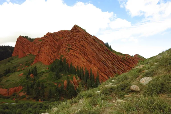 Είναι μη ρεαλιστικό πολύχρωμα βράχια στα βουνά — Φωτογραφία Αρχείου
