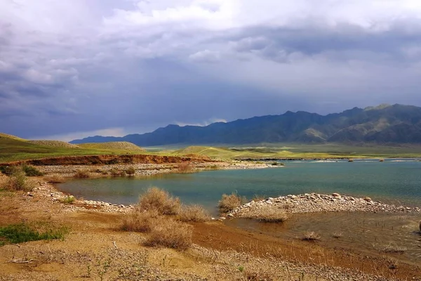 Прогулянка до гірського водосховища . — стокове фото