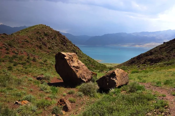 Прогулянка до гірського водосховища . — стокове фото