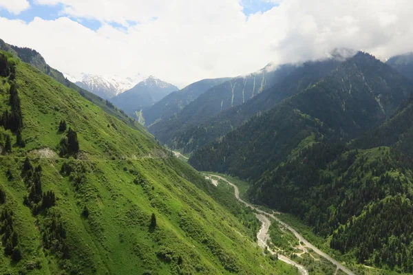 La vecchia strada in montagna — Foto Stock