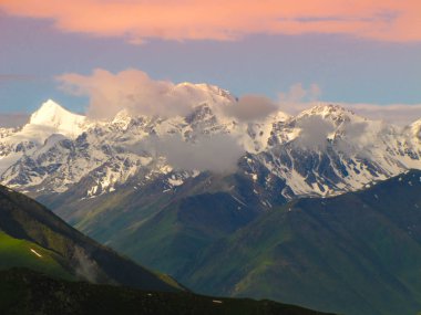 The Natural Jungar Alatau sınırlarındaki dağlar