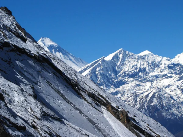 Horské panorama a čerstvý sníh — Stock fotografie