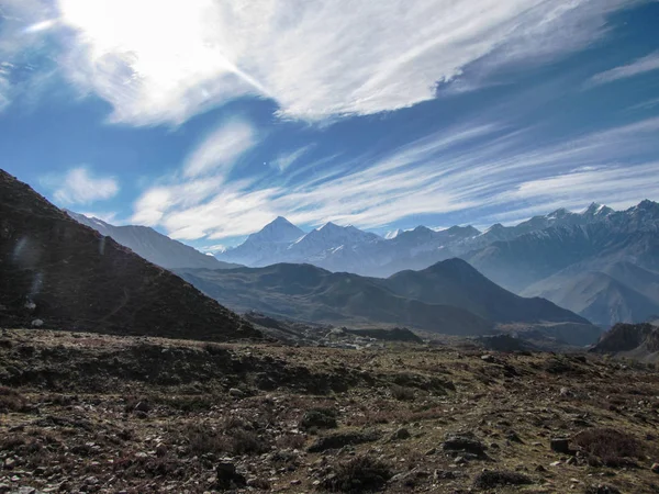 Thorong-la Geçidi üzerinden vadiye iniş — Stok fotoğraf