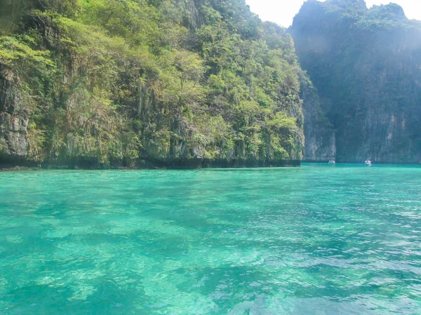 浅层水中的岩石 — 图库照片