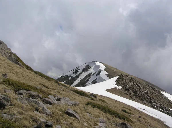 Остатки весеннего снега на вершине горы — стоковое фото