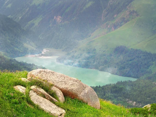 Голубое озеро среди гор, лугов и лесов — стоковое фото