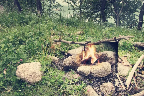 La tetera se hierve en la fogata en el campamento de verano —  Fotos de Stock