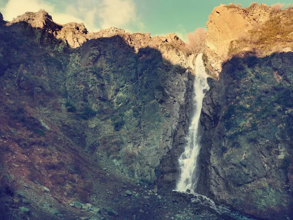 Горный водопад осенью в ясную погоду. Toned — стоковое фото