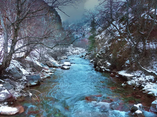 Derin bir geçit kışın dağ Nehri