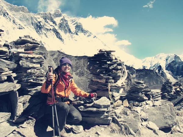 Bir genç turist kadın dağlık bölgelerde trekking devreye girer — Stok fotoğraf